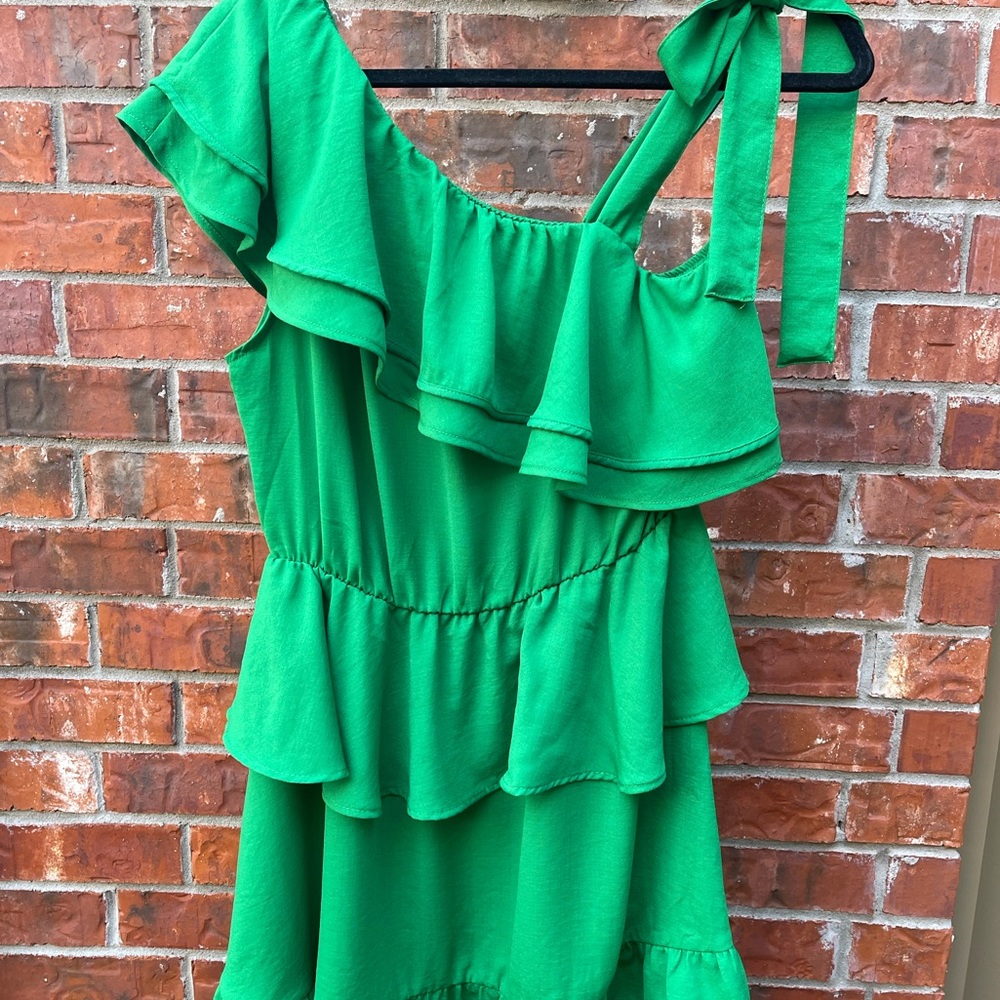 Zara Kelley Green Ruffle One Shoulder Bow Tie Dress in Size M.